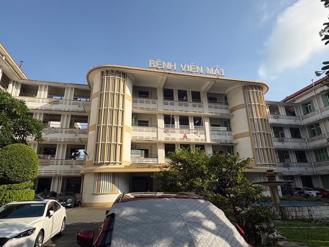Exterior photo of a building with the sign Benh Vien Mat