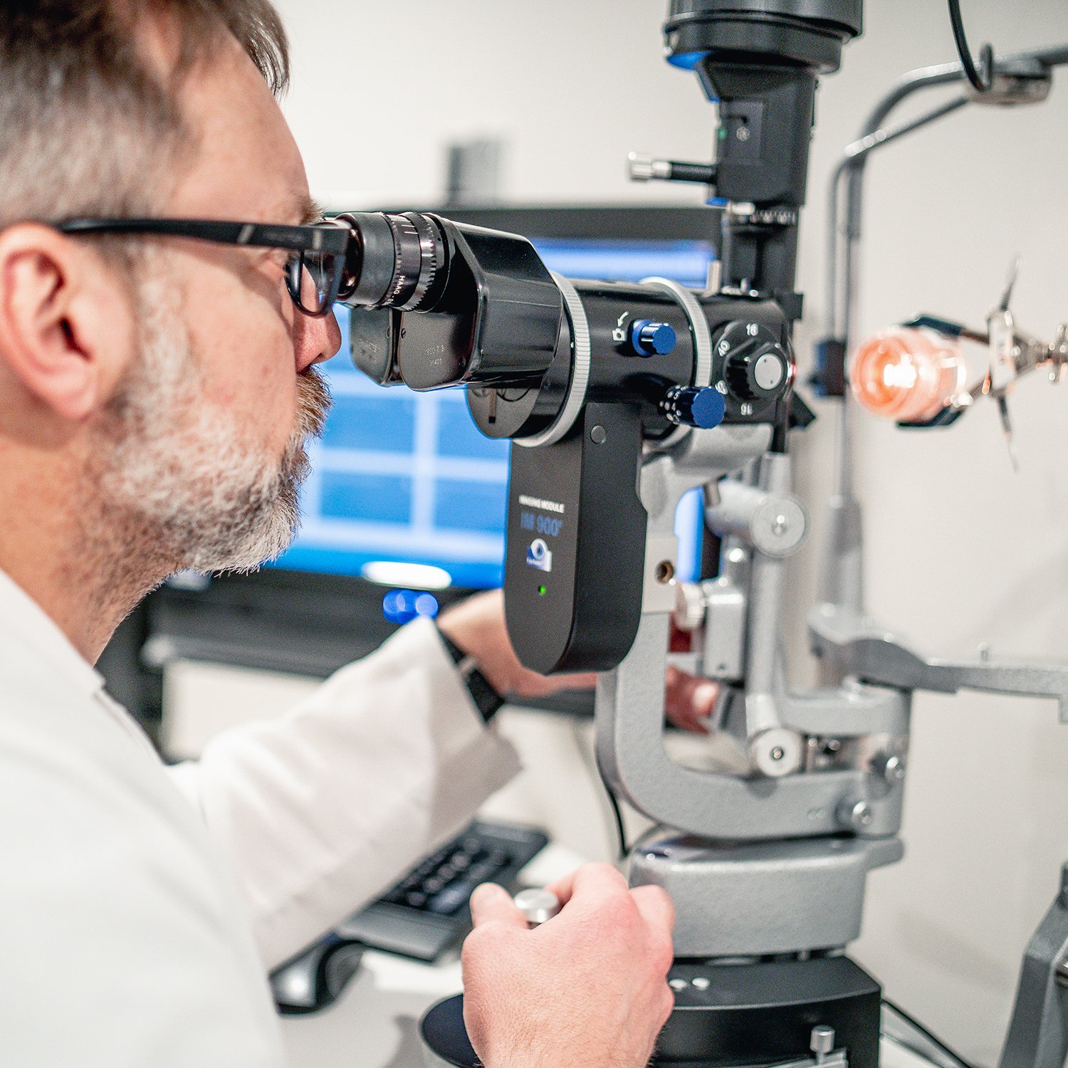 Researcher viewing tissue Researcher viewing tissue